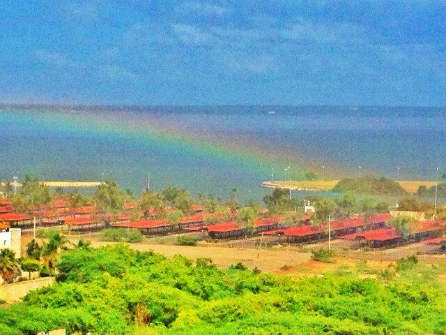 La Chinita envío hoy su mensaje de amor. Un arco iris con rocío sobre las orillas del lago, bendijo a su pueblo amado