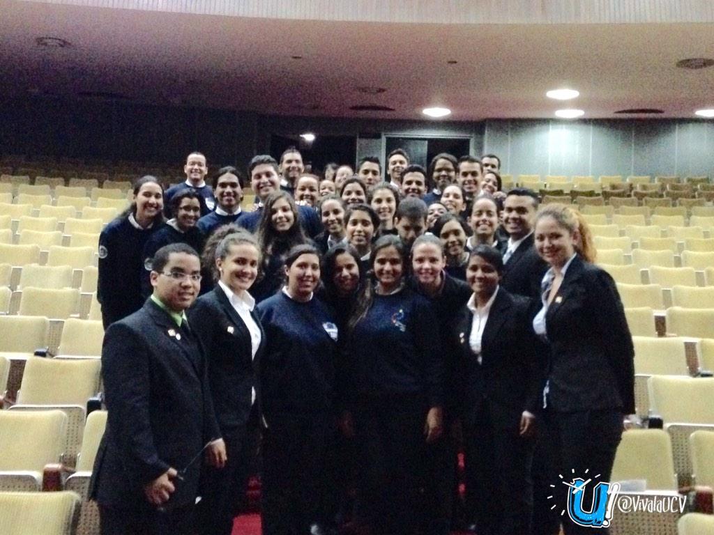 VivaLaUCV's tweet photo. Desde este espacio aplaudimos la Ardua labor de nuestros @GuiasAM_UCV hoy al frente de la tarde de #RisasAzules http://t.co/Dljg85ObLC