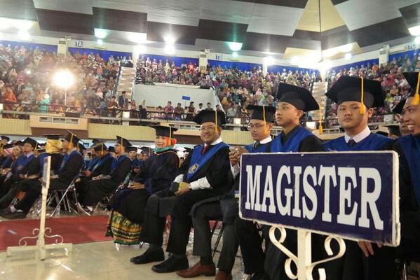 ipbofficial's tweet photo. Gubernur Jawa Barat @aheryawan yg diwisuda hari ini, semoga ilmunya berkah &amp; bermanfaat http://t.co/jxIh3rwEP4