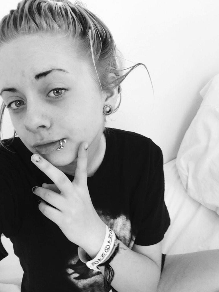 hi I'm Alisah I like singing Christmas music really loudly (this is an old picture😂)