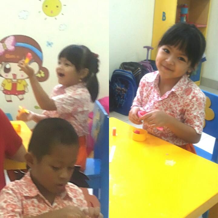 Hari ini di sekolah dedek main lilin permainan, dedek suka banget 😄 😄 😄
