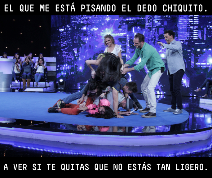 Chequen este meme que hicimos para ustedes del momento en que le hicieron bolita a <a href="/marianaecheve/">MARIANA ECHEVERRIA</a> . #QuieroCaermeCon