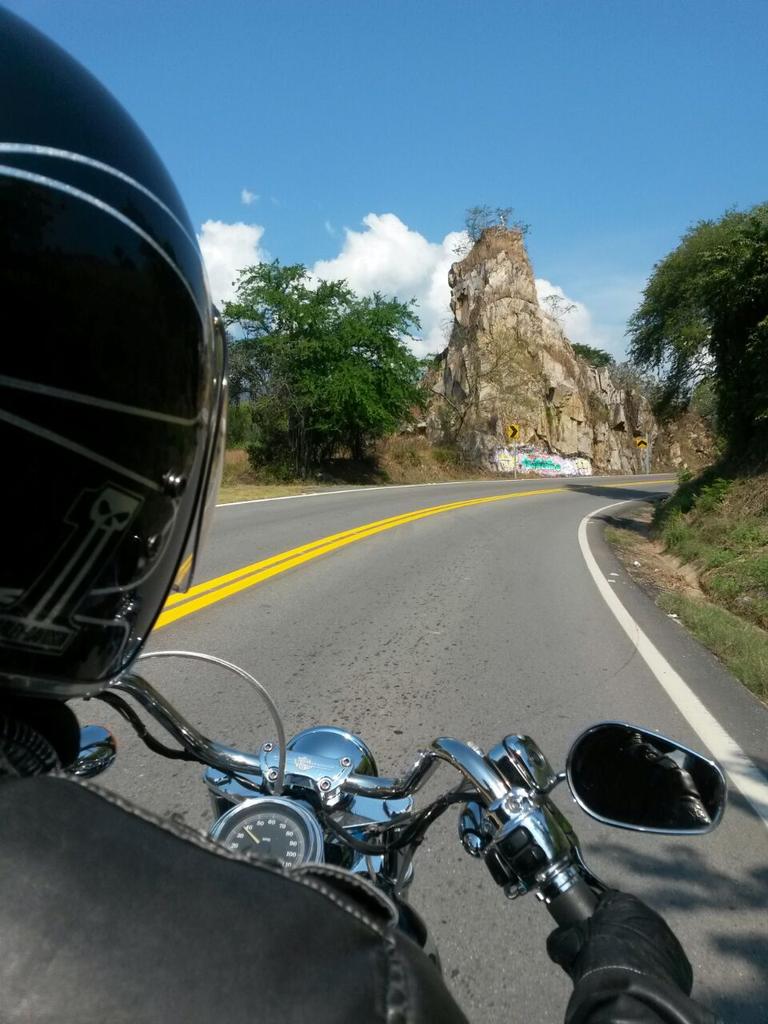 BizarroFromHell's tweet photo. Hace 10 años conoci las motocicletas... Y desde hace 10 años, no me he separado de ellas. http://t.co/sSwX7TnqgB