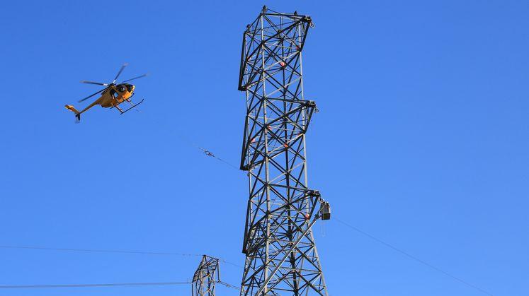 SCE's tweet photo. VIDEO: Watch a helicopter pull double-circuit, 500-kilovolt lines across the freeway: http://t.co/xoqhEOjtKG http://t.co/XaYvHSmo3k