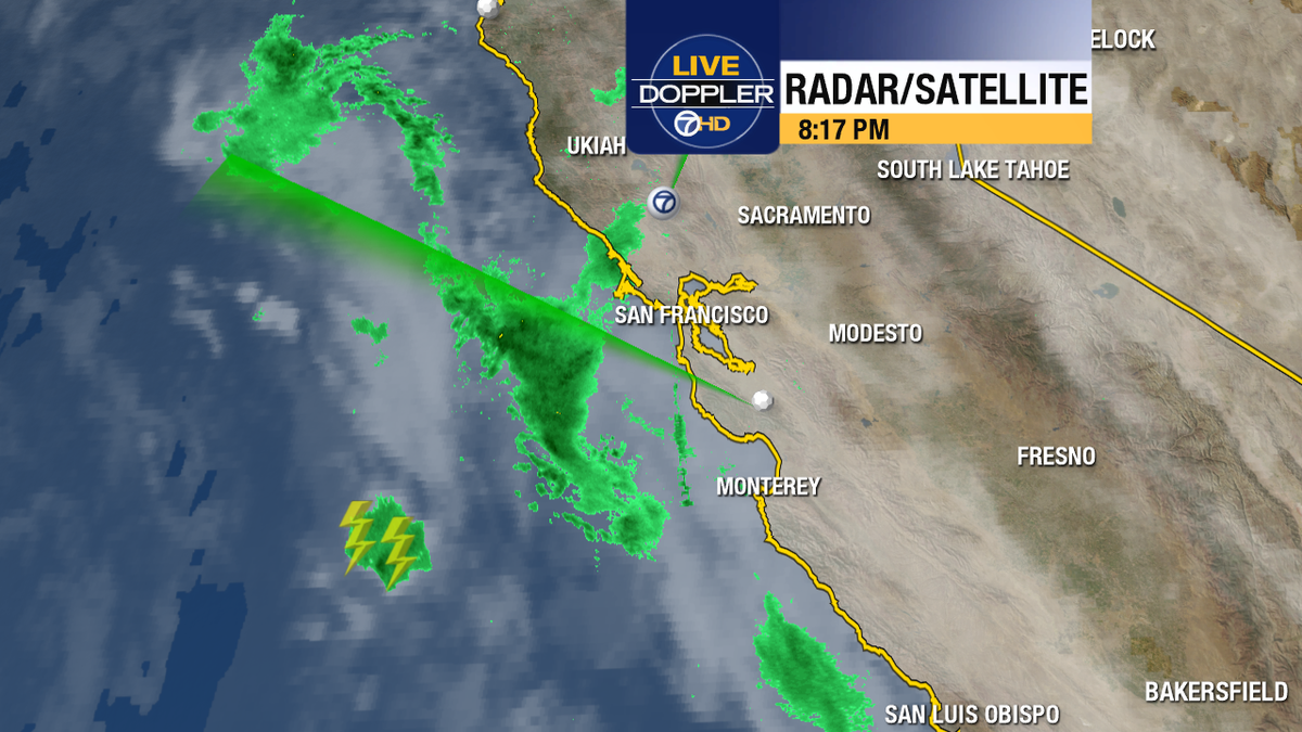 A pair of lightning strikes showing up on @LiveDoppler7HD SW of SF.  No rain reaching ground yet.
