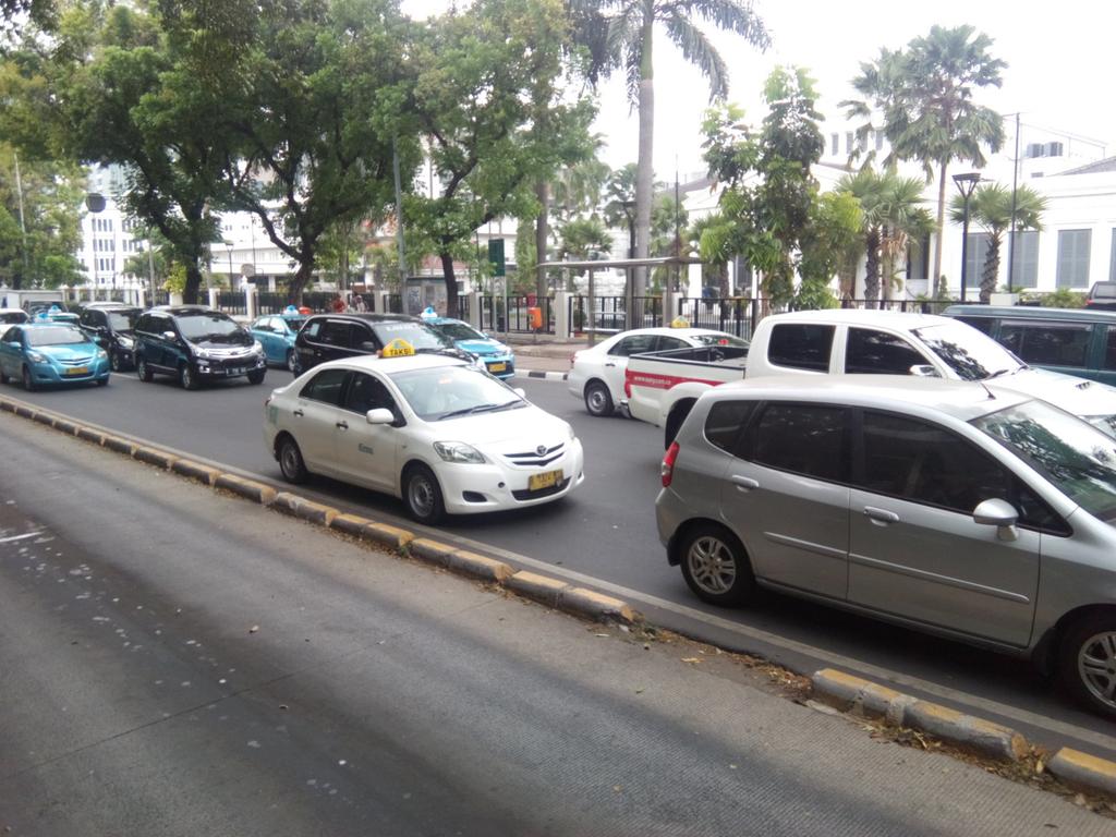 Fldesiree's tweet photo. @TMCPoldaMetro jl medan merdeka dpn museum nasional macet krn ada demo. Demo menuju istana http://t.co/9tgSnTvDAf