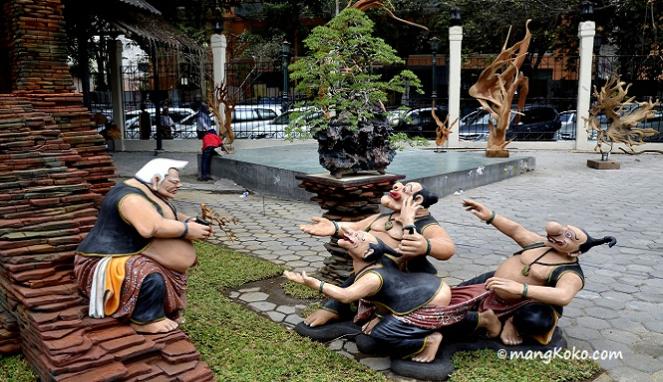 VIVAcoid's tweet photo. RT @VIVA_log: Pameran Bonsai Berkelas di Yogyakarta http://t.co/X3HhkhsFXI http://t.co/UNCRR1iZ71