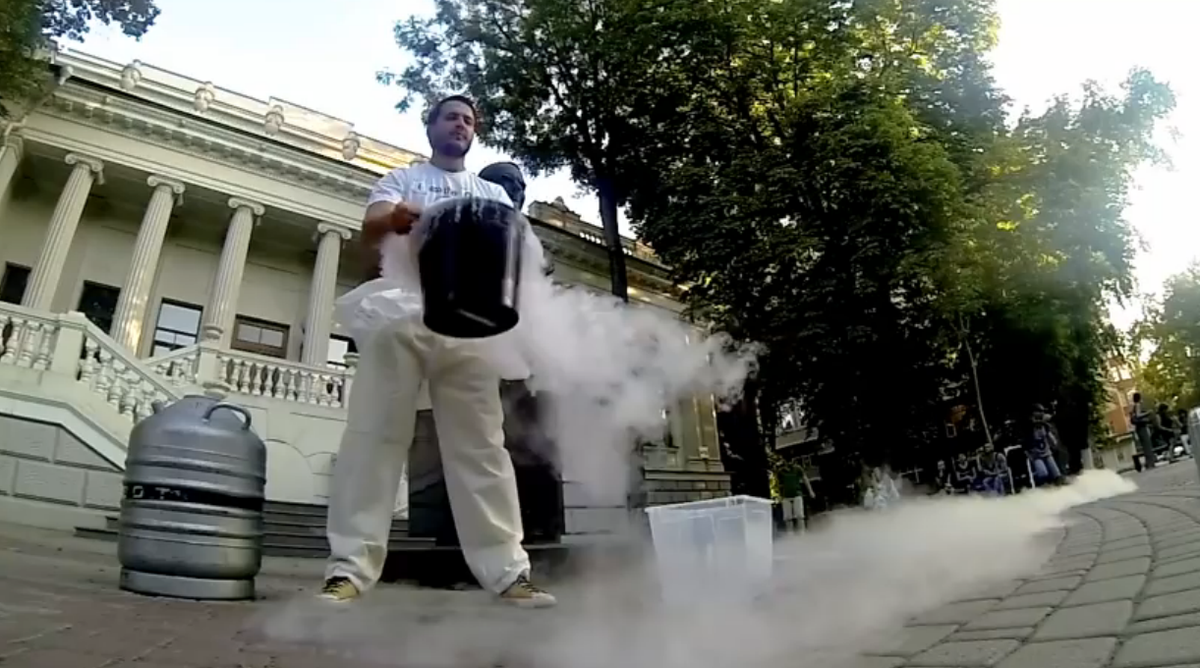 RT_com's tweet photo. 'Crazy science': Russians use liquid nitrogen to reinvent #IceBucketChallenge http://t.co/lmkCn5gTXr http://t.co/w5wM3Jnuw9