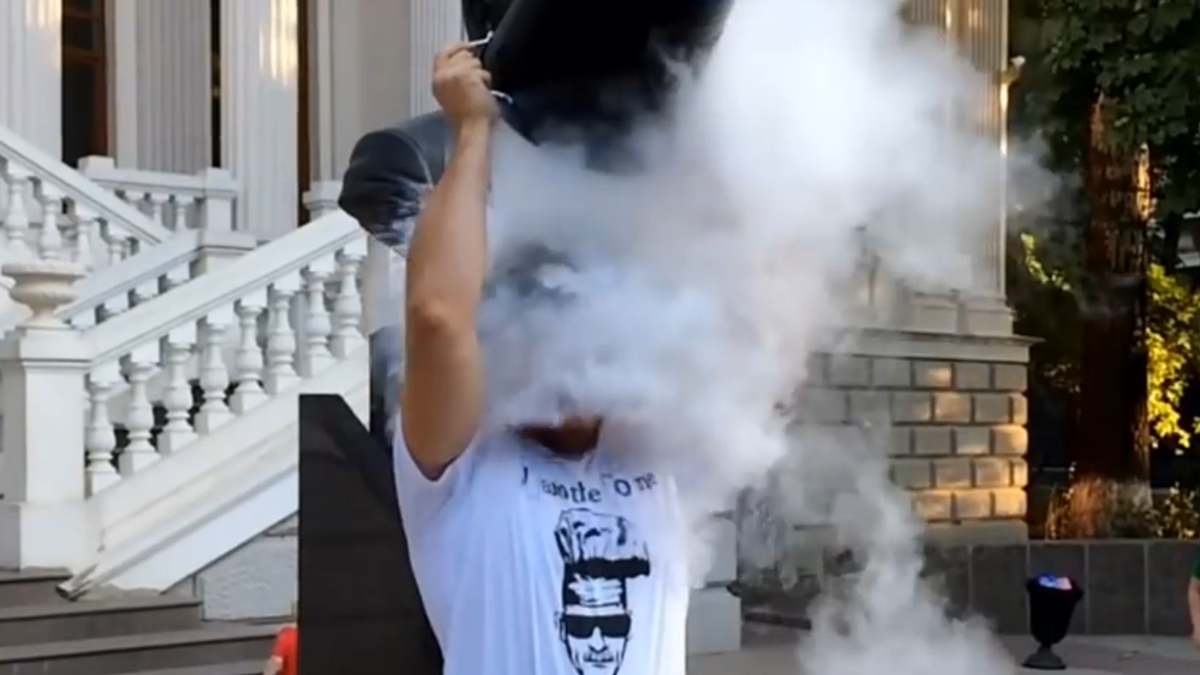 RT_com's tweet photo. 'Crazy science': Russians use liquid nitrogen to reinvent #IceBucketChallenge http://t.co/lmkCn5gTXr http://t.co/w5wM3Jnuw9