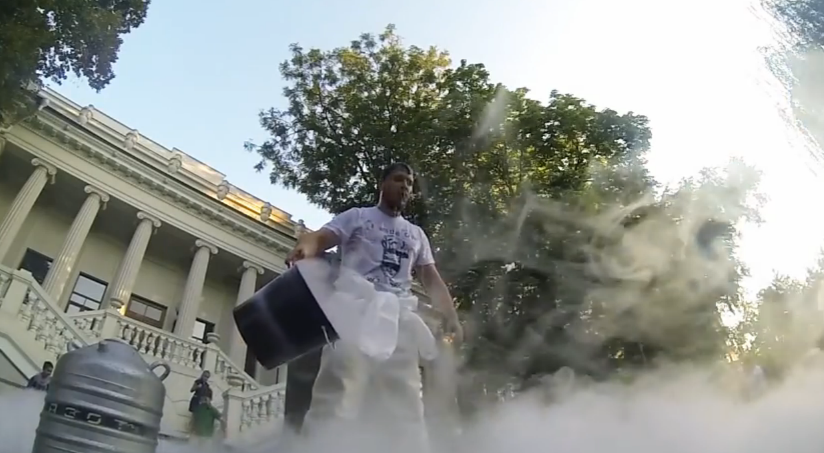 RT_com's tweet photo. 'Crazy science': Russians use liquid nitrogen to reinvent #IceBucketChallenge http://t.co/lmkCn5gTXr http://t.co/w5wM3Jnuw9