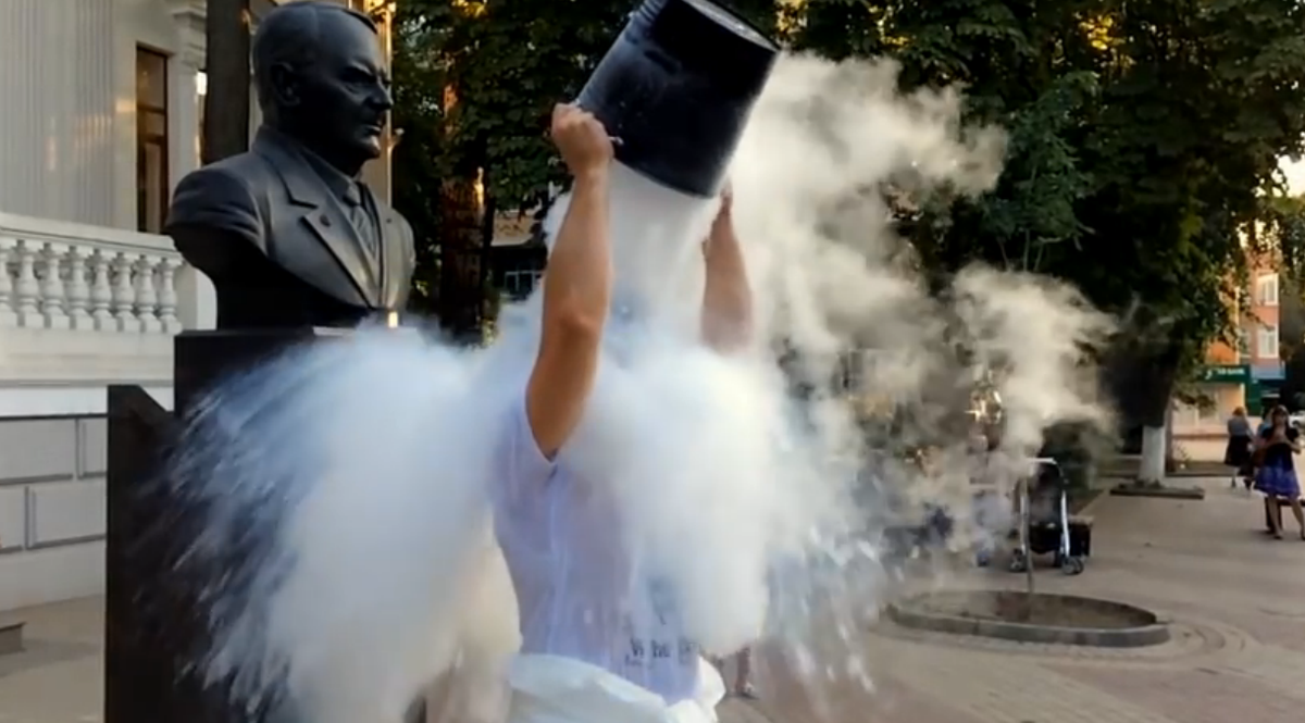 RT_com's tweet photo. 'Crazy science': Russians use liquid nitrogen to reinvent #IceBucketChallenge http://t.co/lmkCn5gTXr http://t.co/w5wM3Jnuw9