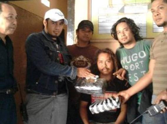 salute n respect buat Jufri!!! 
dari Bima 
Hasil Bisnis Ganja untuk Bantu Warga Miskin