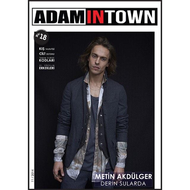 Adam in Town, Kasım sayısı ile karşınızda! Kapak 'Adam'ı ünlü oyuncu <a href="/MetinAkdulger/">Metin Akdulger</a>. 

adamintown.com