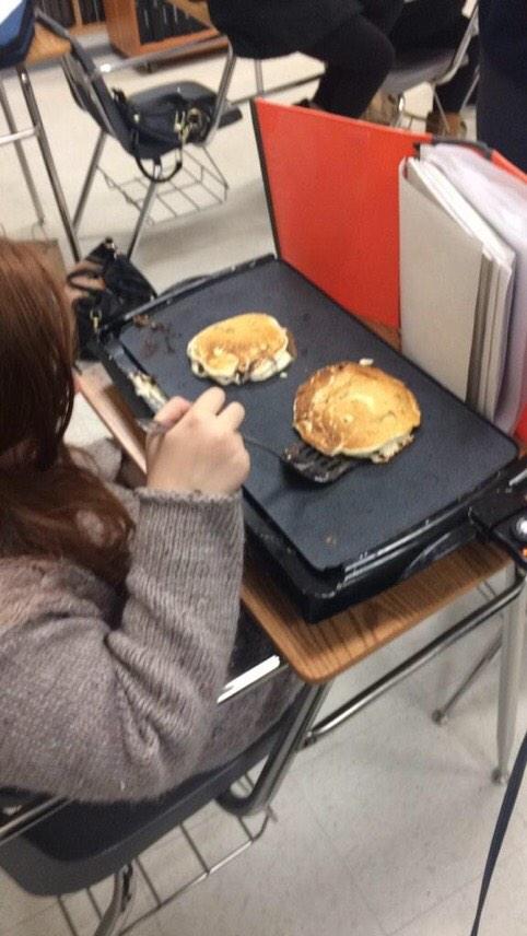 ItsBaeFeelings's tweet image. When the teacher thinks you're doing work but you're actually making pancakes