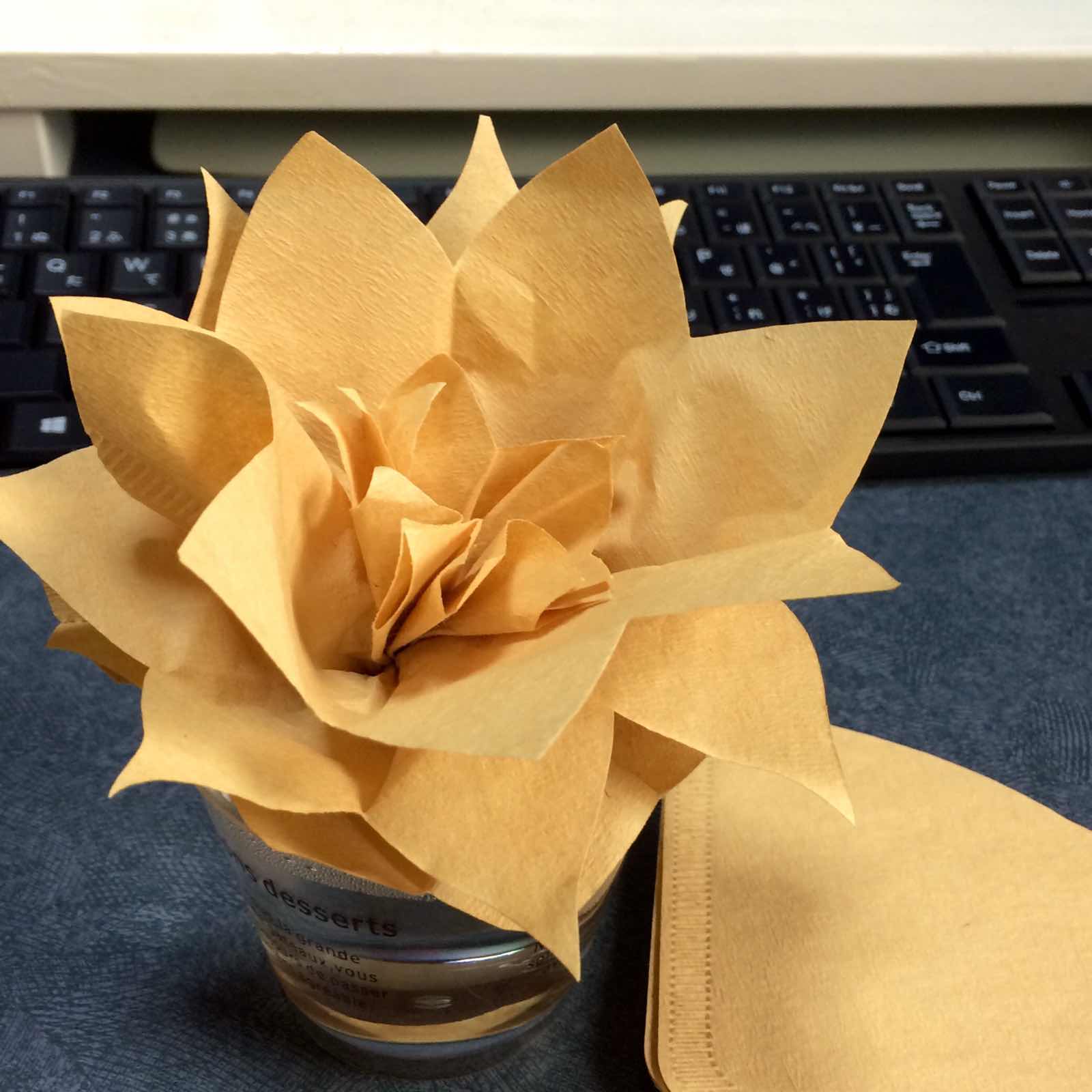 チンキングウェイひろん コーヒーフィルターで自作気化式加湿器 芯作ってそこ迄届くようにするの忘れてた Http T Co Xrsl51kgby Twitter