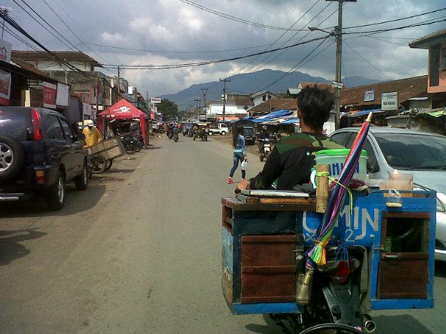 Terlihat ramay dengan motor <a href="/infogarut/">infogarut</a>