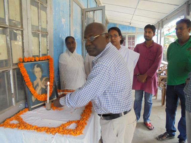 DhubriDCC's tweet photo. Today Observation Photograph Of Birth Anniversary Of Indira Gandhi At Rajiv Bhwan Dhbri http://t.co/olDEBh1phl