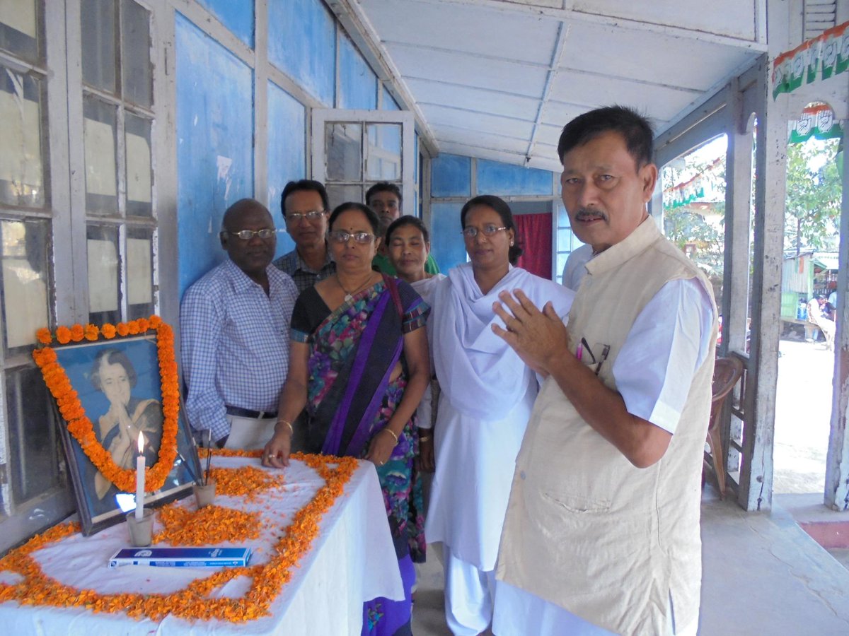 DhubriDCC's tweet photo. Today Observation Photograph Of Birth Anniversary Of Indira Gandhi At Rajiv Bhwan Dhbri http://t.co/olDEBh1phl