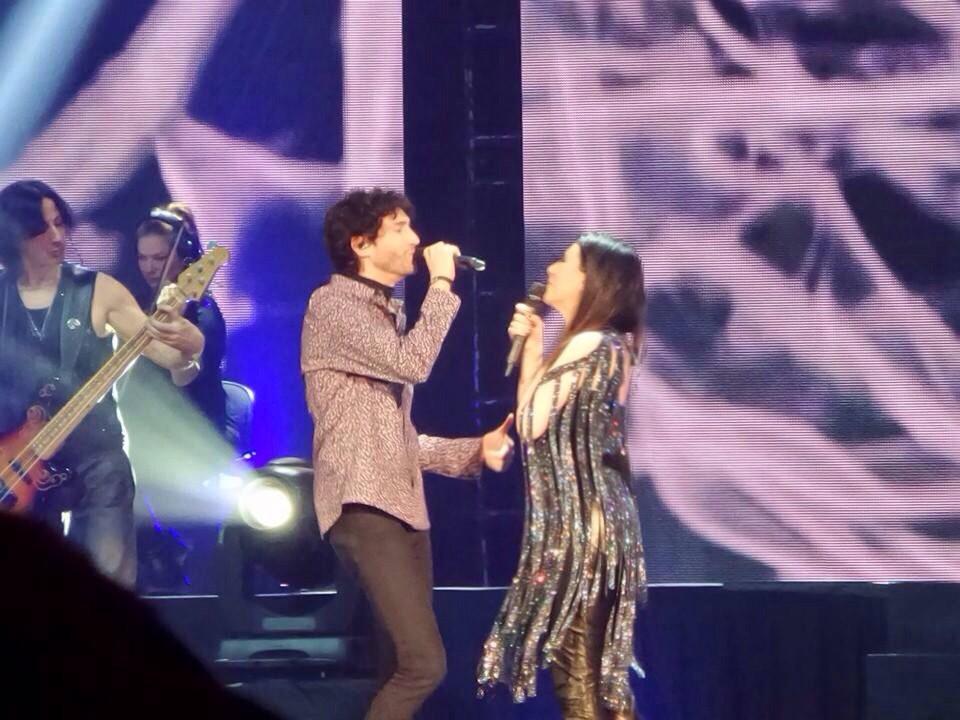 LauraPausini's tweet photo. Gracias queridísimo @bennyibarra nos volviste locos con tu presencia y tu voz! Amigos para siempre! Gracias http://t.co/1uI9gAwc3x