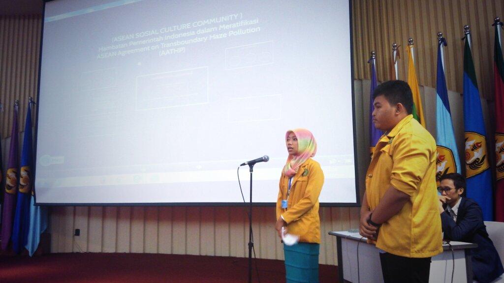 PNMHIIXXVI's tweet photo. Selanjutnya presentasi dari delegasi dari Universitas Mulawarman, Kalimantan Selatan #DISIL http://t.co/kAvHvHPIRJ