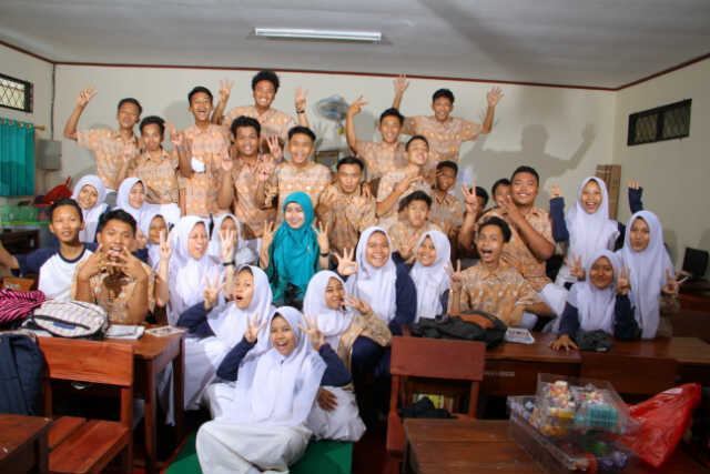 dkv_3's tweet photo. TIGA TIGA DAN TIGA WE ARE DISKOMVIS TIGA !! 12dkv3with MOM nurul wali kelas http://t.co/S5xMSDrRoS