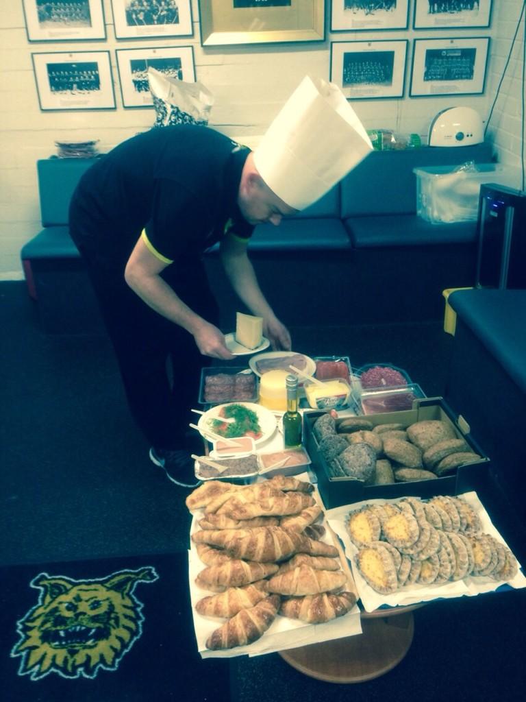 6 perättäisen voiton perinne.Huolto laittaa aamupalan hallille. Kokkina JP, köyhän seuran hans välim. #Ilves #Liiga