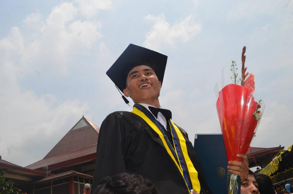 mesinugm2010's tweet photo. Congratulations Ketua Angkatan, Ketua KMTM UGM. Wiesnu Ardtya Wirayoga, S.T . Success brader! http://t.co/rYevV5z5hA