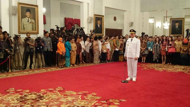 fadjroeL's tweet photo. Ahok Dilantik Sebagai Gubernur DKI Jakarta oleh Presiden Joko Widodo di Istana Negara, Rabu (19/11), @PedomanNEWS http://t.co/WLDr2z3v5l