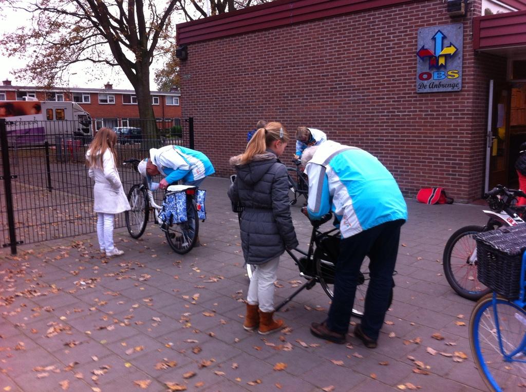 obsdeanbrenge's tweet photo. Vandaag worden de fietsen gekeurd door de vrijwilligers van VVN http://t.co/X9C49c5wDe