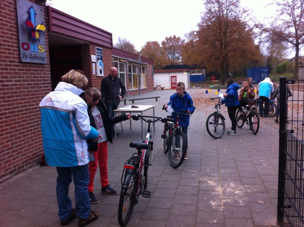 obsdeanbrenge's tweet photo. Vandaag worden de fietsen gekeurd door de vrijwilligers van VVN http://t.co/X9C49c5wDe