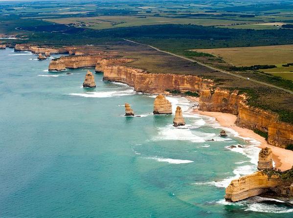 _Paisajes_'s tweet photo. Carretera Great Ocean Road, con  200 kilómetros y al lado de impactantes acantilados de Australia http://t.co/km0n5rKBSA