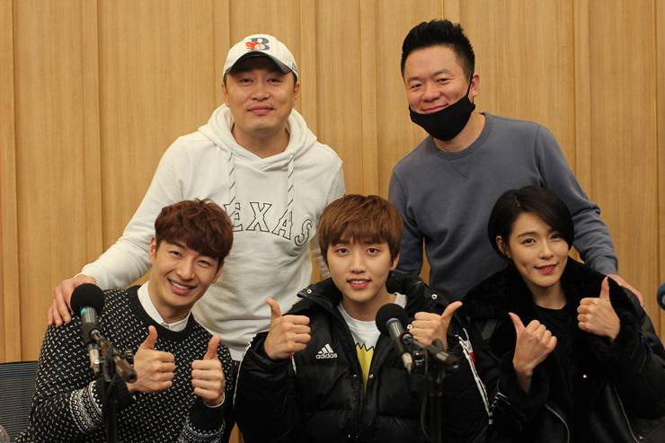 allshookupkorea's tweet photo. 오늘은 뮤지컬 <#올슉업> SBS 파워 FM #두시탈출_컬투쇼 #손호영,#가희,#산들 라디오 녹화방송이 있었습니다!! 본방송은 11월 22일 15:00 3~4부에 방송됩니다. 많은 청취부탁드려요 :D http://t.co/MMpTlT4gBP