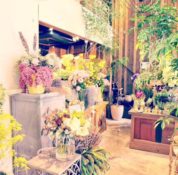 cafe_love2's tweet image. ディアシスターの撮影で 使われているカフェ 下ははお花屋さんで 上はカフェだそうです♪ 行ってみたい人RT！！！  #カフェ
#コーヒー
#コーヒー好きの人RT
#RTした人全員フォローする