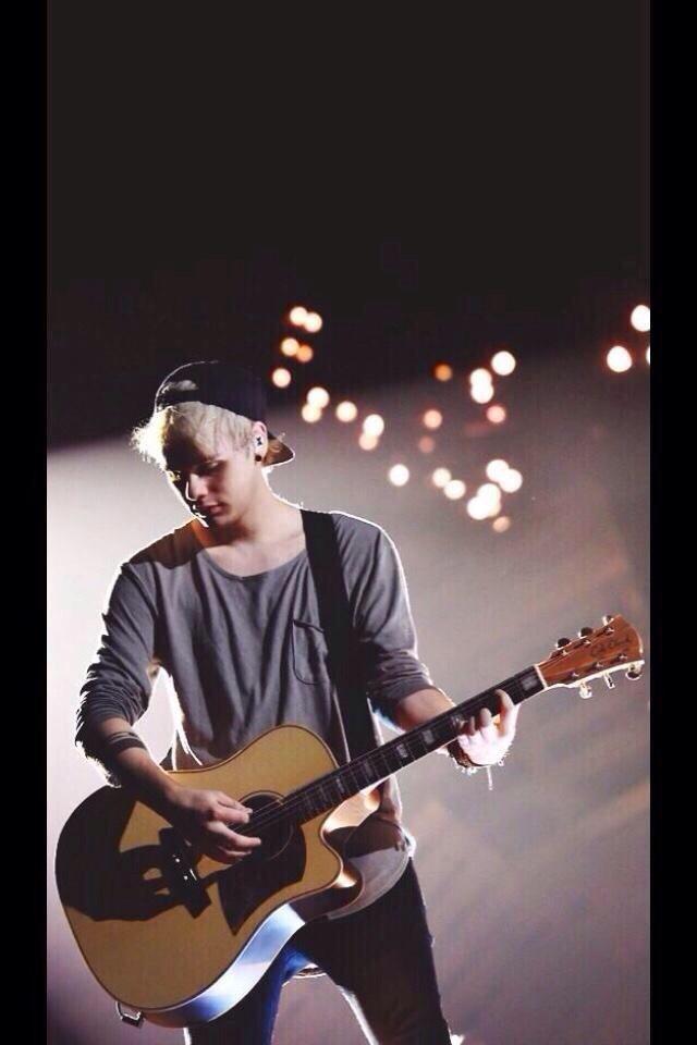 Happy Birthday Michael Gordon Clifford, I love you & your kitten self. 

vote  New Artist of The Year 
