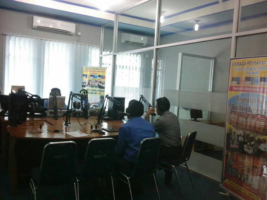 Saat ini di radio RRI sedang berlangsung perbincangan hangat mengenai diabetes melitus bersama Dr. EVA DECROLI Sp.Pd