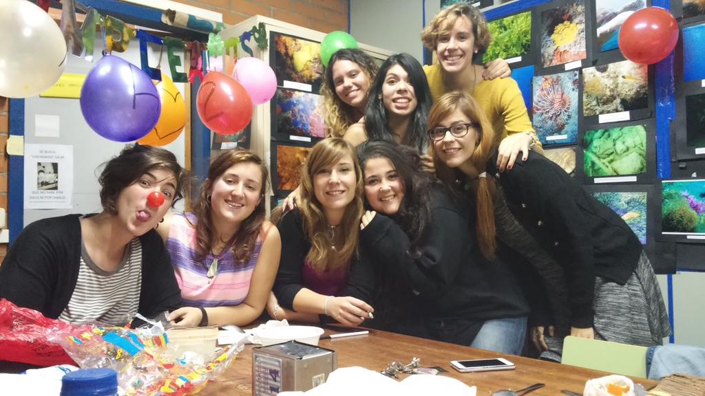 sofiaps4's tweet photo. En el fondo, hasta me gusta que mi cumple caiga en dia de uni. Y mas si estoy con las mejores #bichologas http://t.co/ai0EUlvX0Z
