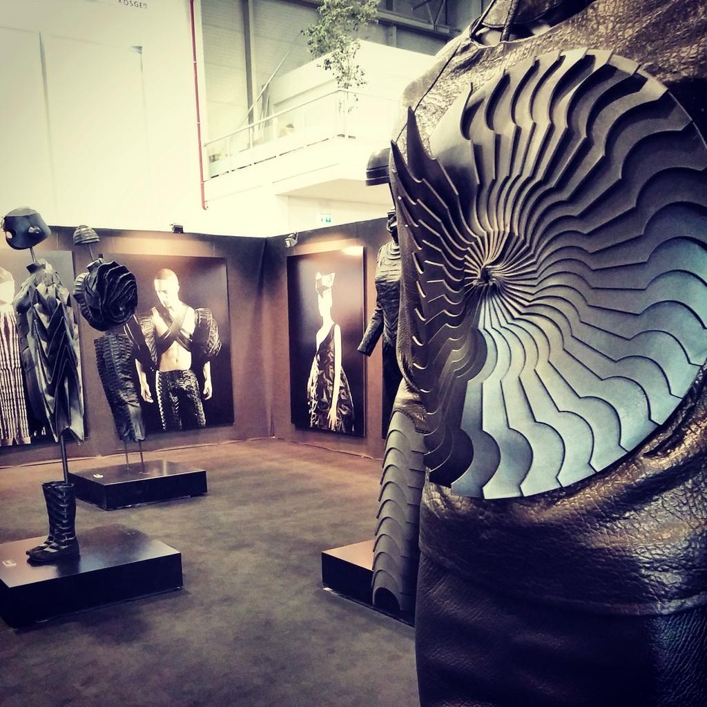gokcehatice's tweet photo. The Leather Age by Hatice Gökçe, İstanbul Deri Fuarı'nda yarına akşama kadar sergilenmeye devam edecek. #idf2014 http://t.co/YxkVBn62tT