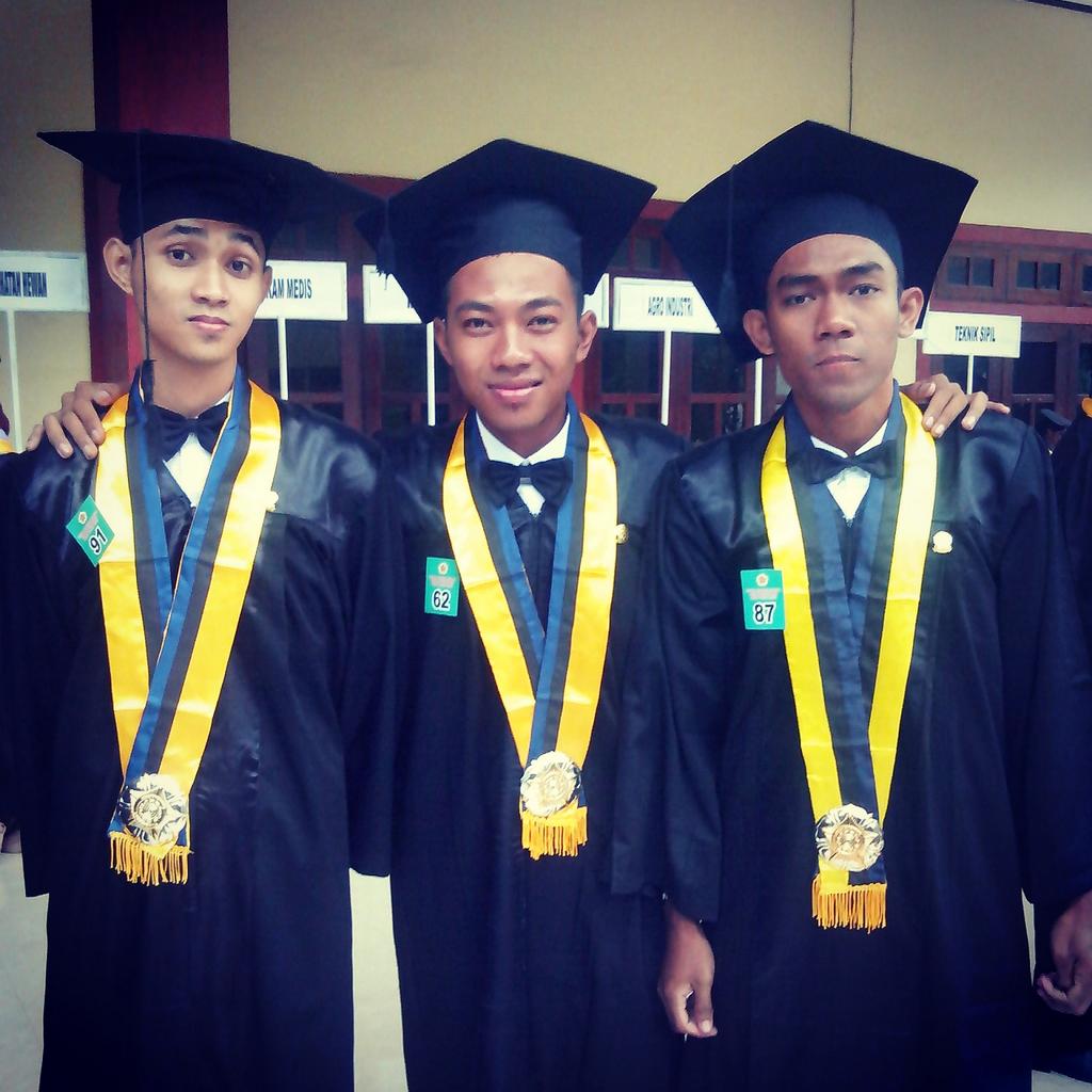 Tri mas kentir <a href="/faujekk/">Rizki Fauzi</a> &amp; <a href="/rendhydepuniet/">Ren</a> #Graduationday