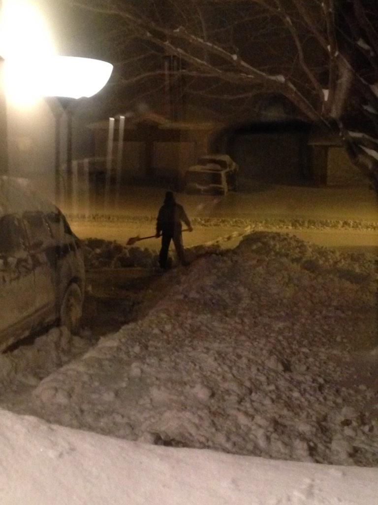 janet_oreilly's tweet photo. @FrankFerragine @KevinFrankish @BTtoronto it ain't pretty! #fallizardof2014 been shovelling since 4:30 am http://t.co/iz9ldRkVeP