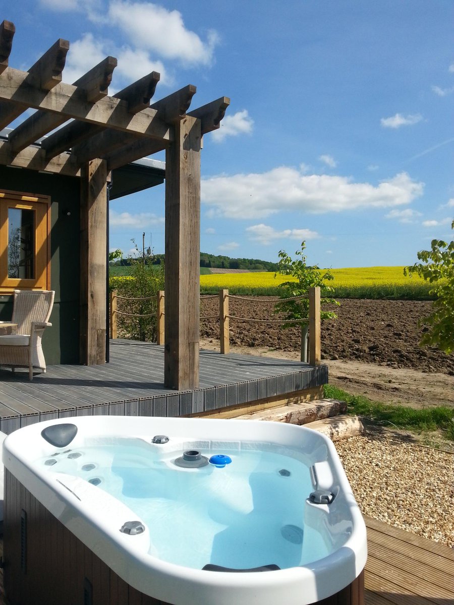 ChilternsBreaks's tweet photo. Winter approaching! What better time to take to the hot tub!  http://t.co/LTbtg84umg @chilternsview http://t.co/m0WmliDLBz
