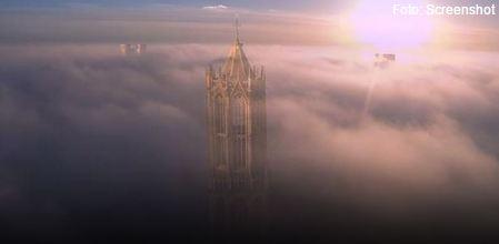 Bijzondere video: Utrechtse Domtoren in de mist, gefilmd met een drone: nu.nl/utrecht/393253…