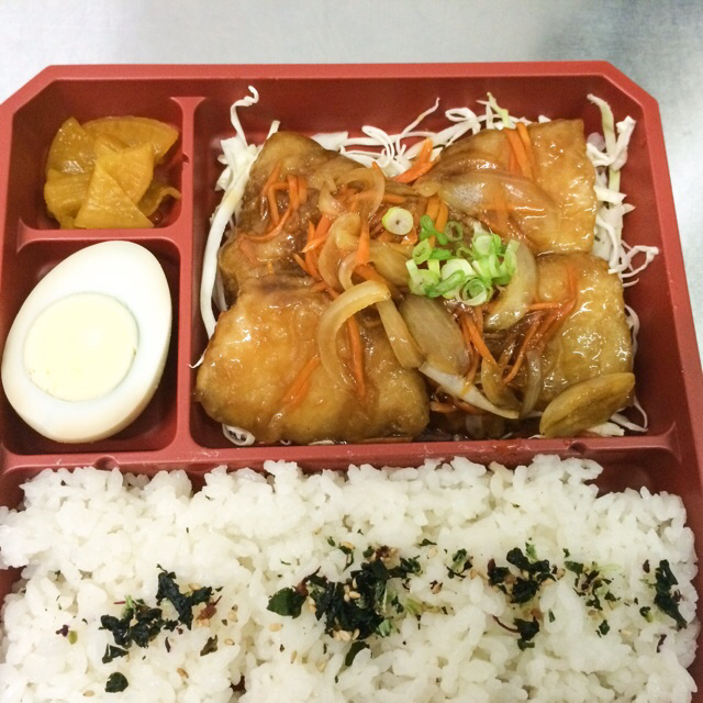 Danksuper's tweet photo. 今日のお弁当
白身魚の甘酢あん弁当 ８ユーロ！ http://t.co/dctcKixRX1