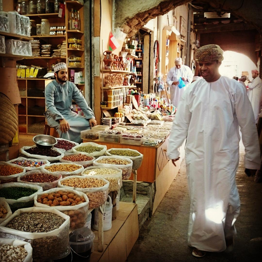 ClarenceHouse's tweet photo. HRH was also shown some local arts, crafts and produce from Nizwa Souq #RoyalVisit Oman http://t.co/PGF4ryXgwI