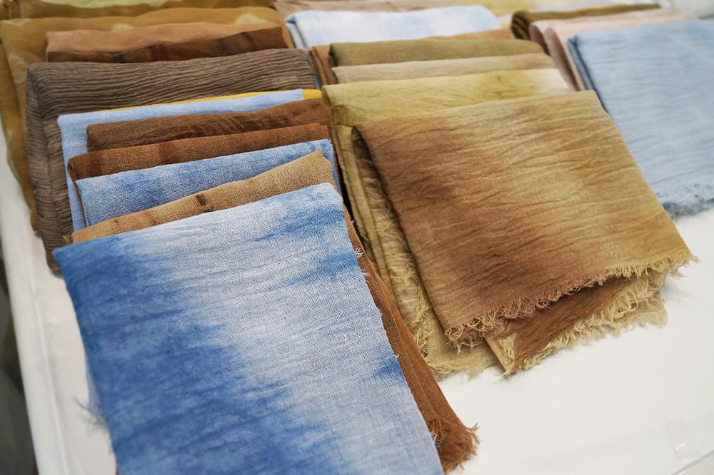 【離島フェア2014】体験工房ギャラリーゆくい（西表島）―  西表島の自然素材で染上げたストールやシュシュ、島の麻や実やサンゴで作るお守りストラップ…ナチュラル好きさん必見♡体験メニューあり #西表島 #染物 #体験 #沖縄 #離島