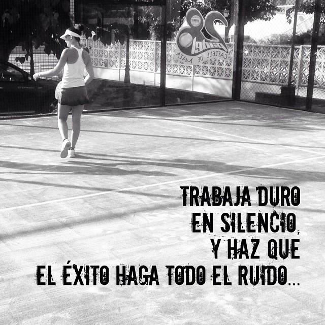 Padel_ig's tweet photo. 💪 Trabaja duro en silencio, y haz que el éxito haga todo el ruido.💪 #padel #padelfit #padelove #padeleras #padele... http://t.co/topYgh1YUn