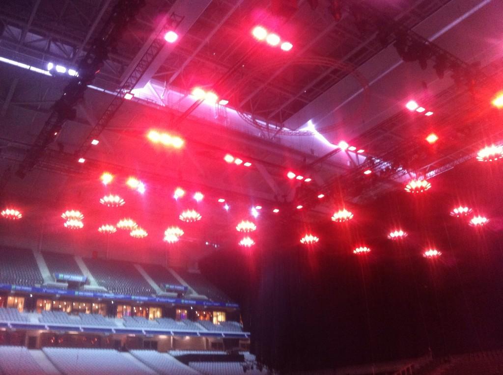 simeier's tweet photo. Attaque de lucioles géantes sur le stade? Non,système de chauffage façon grille-pain au-dessus du court. #LMDavis http://t.co/gffaNa2CeN