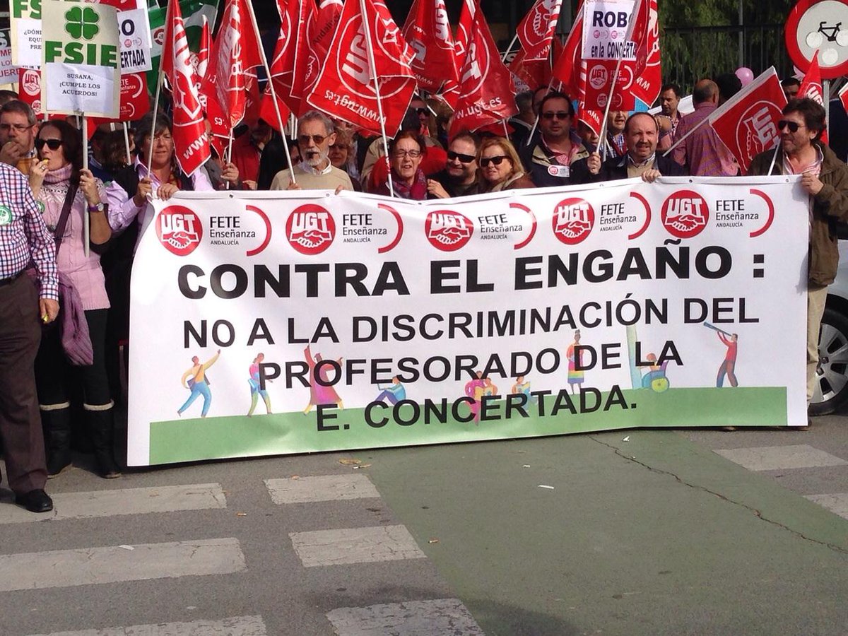 Docentes de la concertada concentrados en la Consejería defendiendo nuestros derechos facebook.com/video.php?v=74…