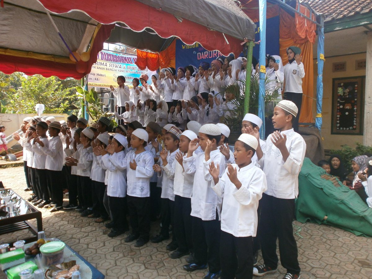 DesaParakan's tweet photo. Acara wisuda RA Darurrahmat Blok Jumat Desa Parakan Kecamatan Leuwimunding. http://t.co/qtcbMQilX5