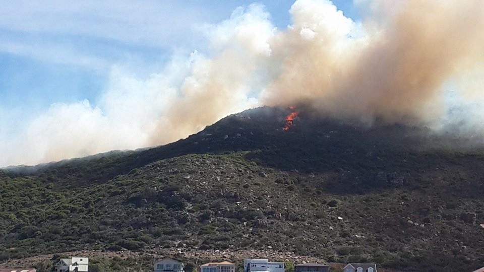 ChevsLife's tweet image. Fire on Glencairn mountain moving in direction of @FishHoekValley @fishhoekkalkbay helicopters onsite #wind #pray