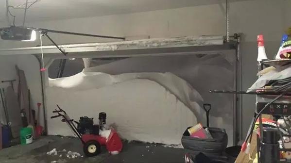 Andy_Hamilton's tweet photo. That's a bit of an issue. RT @kkramerWICD: And then there's this.... #BuffaloSnow http://t.co/5wLOqCBRB0